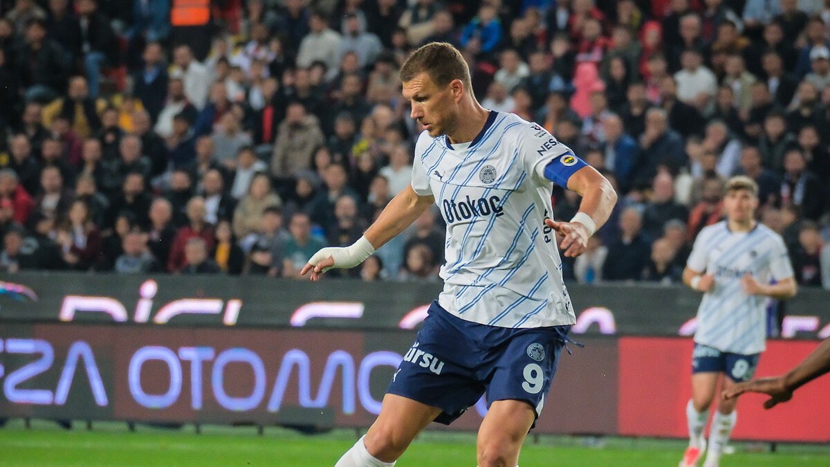 Edin Dzeko, Fenerbahçe’ye veda etti